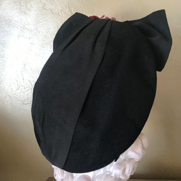 ENCHANTING 1940s' BLACK FELT BERET WITH BURGUNDY OSTRICH FEATHER + FABRIC BOW - Picture 7 of 13